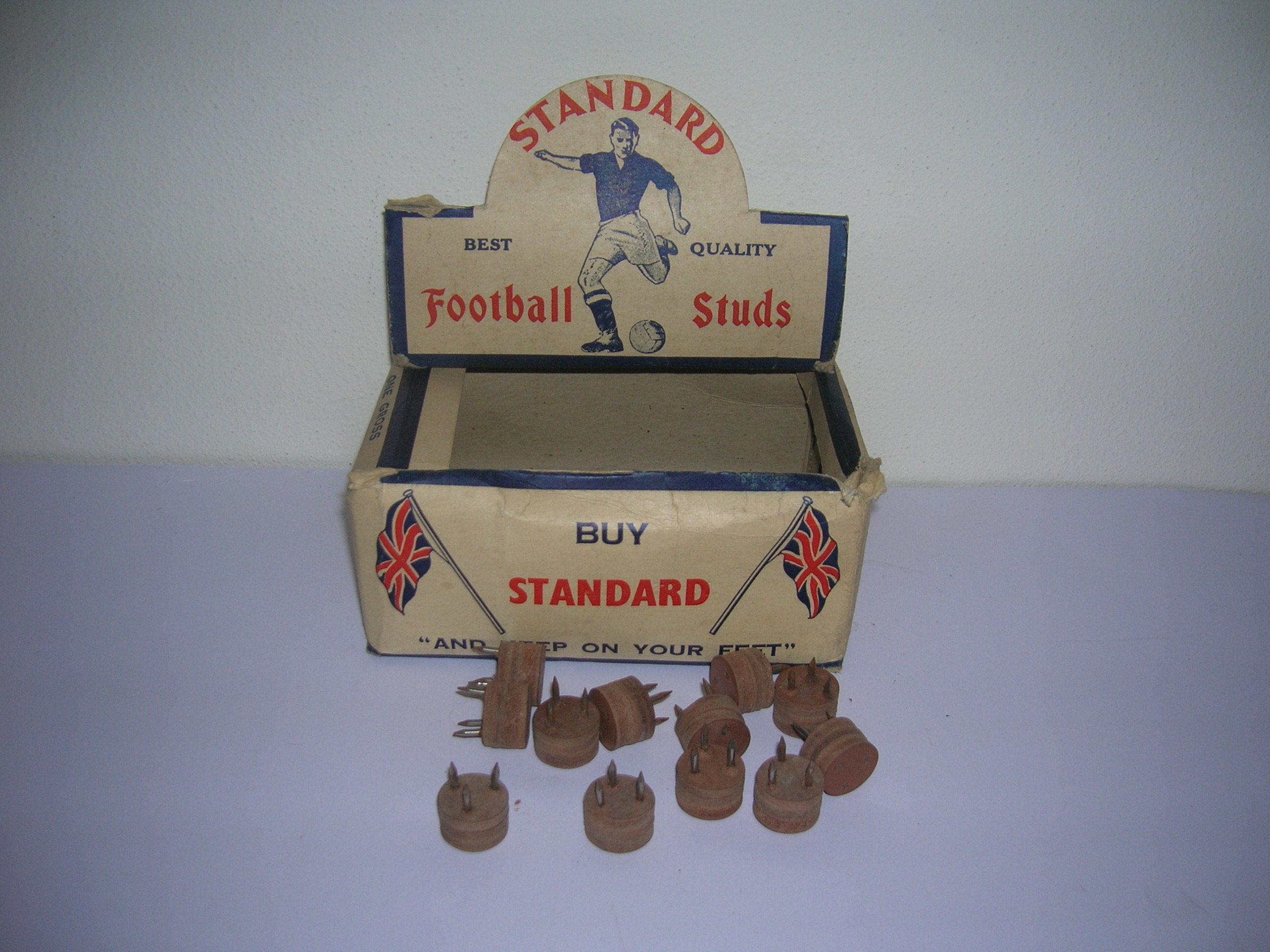 Scatola 1920-30 con tacchetti in cuoio per scarpe da calcio